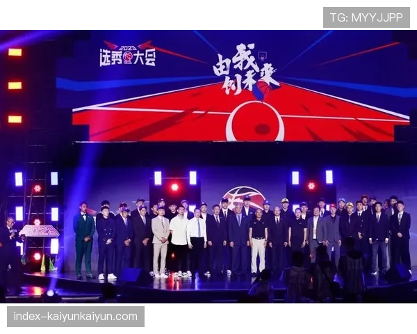 特写:在联盟总部,选秀抽签仪式的幕后准备工作 特写:在联盟总部,选秀抽签仪式的幕后准备工作