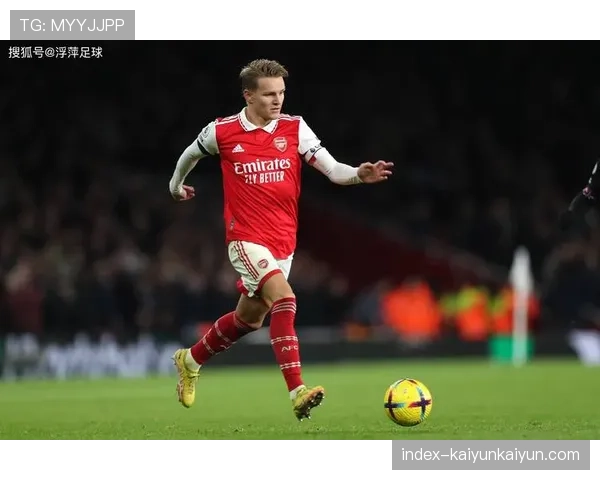 特写：伤别赛场九个月后，阿森纳队长厄德高在替补席紧握双拳